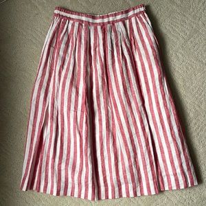 100% linen skirt. Lined in cotton poplin. Size 6